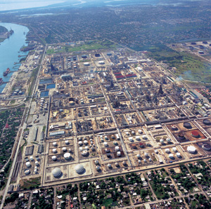 在madero，8平方公里的地区，每年加工原油8百余万吨
